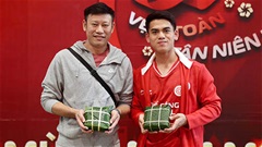 Khuất Văn Khang và cầu thủ Thể Công Viettel trổ tài nấu bánh chưng 